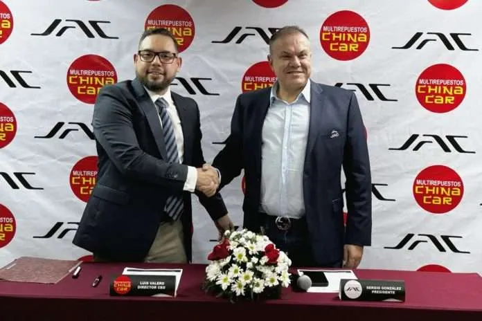CHINA-CAR-y-JAC-MOTORS-VENEZUELA-FIRMAN-CONVENIO-7-Luis-Valero-y-Sergio-Gonzalez-696x464