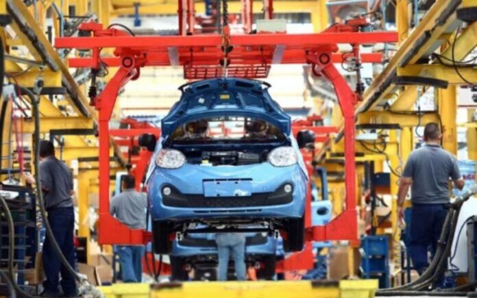 Ministerio-de-Industrias-impulsa-la-fabricacion-de-autopartes-venezolanas-696x435